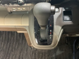 自然に手が届く距離に配置されたシフトレバー。