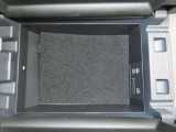 アームレスト内の収納部に、USBポートを二口備えています。運転席と助手席それぞれのスマホや電子小物を充電可能です。