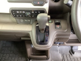 足元スッキリ、インパネシフトです。パーキングブレーキは電子制御パーキングブレーキタイプなので、運転席と助手席の間がスッキリしています。