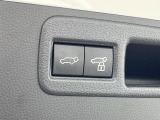 【パワーバックドア】スマートキーや運転席のボタンを押すだけでリアゲートが自動で開閉します!荷物を持っている時や、高い位置にあるバックドアを閉める際に便利な機能です♪