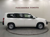 【まるごとクリーニング】シートを取り外し、車内を徹底洗浄。隅々まで丁寧に仕上げています。