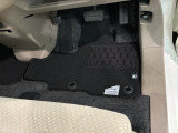 新品の純正フロアマット付きです。ドライブの際に気分良く乗って頂けます。