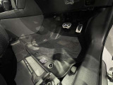 内装工程では、中古車を気持ちよくお乗りいただけるよう清掃しております。