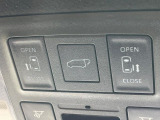 【パワーバックドア】スマートキーや運転席のボタンを押すだけでリアゲートが自動で開閉します!荷物を持っている時や、高い位置にあるバックドアを閉める際に便利な機能です♪