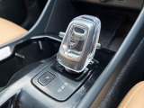【オレフォス社製クリスタル・シフトノブ】高い存在感を放つクリスタルのシフトノブはボルボPHEV車のみに装備される特別なアイテム。スウェーデン南部のクリスタルガラスメーカー、オレフォス社による製造。