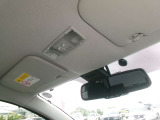 スッキリした配列の天井です。もちろんルームミラー付きですので、後方確認ができます。