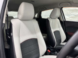 高いホールド性で運転姿勢が安定します。長距離ドライブでも疲れにくいのが魅力です。