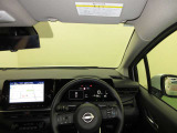 ドライバー目線で、使いやすく安全操作性と良好な視界を実現した運転席です。