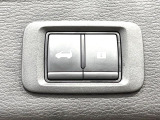 【パワーバックドア】スマートキーや運転席のボタンを押すだけでリアゲートが自動で開閉します!荷物を持っている時や、高い位置にあるバックドアを閉める際に便利な機能です♪