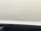 【カラーヘッドアップディスプレイ】運転に必要な情報をウィンドシールドガラスの視野内に投影します。運転シーンに合わせて表示モードの切り替えが可能です。