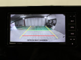 【バックカメラ】シフトを「R」の位置に入れると、自動的に画面がカメラ映像に切り替わり後方の視界をサポートする必須装備です!
