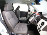 ゆったり室内で運転もしやすいです♪使い勝手の良い配置も考えられています!!