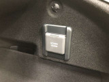 アクセサリーコンセント(AC100V・1500W)です。ラゲージルーム右側に1個設置されています。非常時給電システム付きです。機能の詳細は展示店舗までお尋ねください。