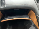 車検証などを収納できるグローブボックスです。