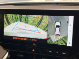 【パノラミックビューモニター】専用のカメラにより、上から見下ろしたような視点で360度クルマの周囲を確認することができます☆死角部分も確認しやすく、狭い場所での切り返しや駐車もスムーズに行えます。