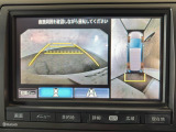 【マルチビューカメラ】フロント、リア、左右ドアミラー下の4つのカメラの映像を合成し上空から見下ろしたように表示します。狭い駐車場や、狭い道でのすれ違いの時も安心です!