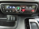AUTOエアコンでいつでも快適な温度に!さらに運転席と助手席にはシートヒーターも付いています。