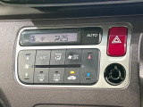 【オートエアコン】一度お好みの温度に設定すれば、車内の温度を検知し風量や温度を自動で調整。暑い&hellip;寒い&hellip;と何度もスイッチ操作をする必要はありません。快適な車内空間には必須の機能ですね♪