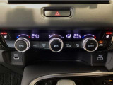 オートエアコンは左右席で独立温度コントロールが可能です。運転席はキンキンに冷やして助手席はマイルドにと言った設定が可能です☆暑さ寒さでケンカすることもなくなりますね♪