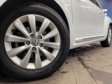 ●純正16インチアルミホイール:輸入車ならではの卓越した走りを支えるホイールと足回りです!日本車の走りに慣れている方にもぜひ体感して頂きたいほど、高いレベルでまとまっています!