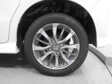 純正アルミホイールです。足元が引き立つので、車全体のイメージがアップしますよ!