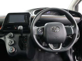 運転席側から見た写真です、お車にマッチングするように考えられたインパネデザイン!沢山のスイッチ類も運転される方が使いやすい位置に配置されていますね!