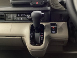 運転席周辺のスマートなレイアウトが、操作のしやすさを実現。快適なドライブをサポートします。