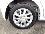 スチールホイールには、ホイールトリム(ホイールカバー)が付いています。