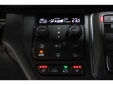 運転席と助手席の温度設定の変更が可能な左右独立タイプのデュアルエアコンです♪♪♪暑がりな人・寒がりな人も誰もが車内を快適にお過ごしいただけます♪♪♪