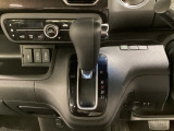 CVT車のセレクトレバーです。低速から高速まで、変速ショックのないスムーズな走りを実現するとともに、エンジン効率のよい領域を維持することで燃費にも貢献します。