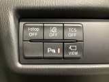 運転席脇のクラスタースイッチ部分にはカメラ切り替えスイッチ、パーキングセンサー、その他走行系スイッチを集中配置しております。
