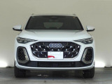 Audiデザインの特徴であるシングルフレームグリルが存在感を主張します。