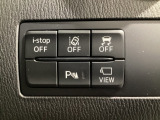 運転席脇のクラスタースイッチ部分にはカメラ切り替えスイッチ、パーキングセンサーその他走行系スイッチを集中配置しております。
