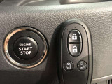 エンジンスタートボタンです。キーが車内にあれば、エンジンの始動・停止はブレーキを踏んでスイッチを押すだけ!キーを取り出す手間を省き、ワンプッシュでエンジンを操作するので簡単でスムーズです。