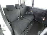 ゆとりある広々とした車内空間は、ドライブを始め買い物やレジャーなど、幅広く活躍します。一人でもみんなとでもお出かけを楽しみましょう!