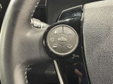 ステアリングスイッチ付きで、運転中に視線を前に向けたまま操作できます。