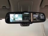 全周囲カメラは、上空から見下ろしたように路面を映し出します。