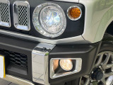 【LEDヘッドライト】悪天候や夜間走行時も良好な視界を確保し安心して運転できる高輝度LEDヘッドライトを装備!点灯速度が早く、消費電力も抑えられています。