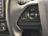 運転中、オーディオの操作をしてて、ハッとしたことはありませんか?ステアリングスイッチは、運転中でもハンドルでオーディオの操作が可能です。安全なドライブをサポートします。