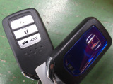スマートキー付。キーを取り出さなくてもドアロックの施錠・開錠、エンジンの始動が出来ます。雨の日や荷物の多い日にとても便利ですね。