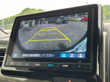 バックモニター装備。画面にて後方の確認が行えるので、バック駐車や車庫入れの際には重宝します。車の運転に慣れない方でも安心のガイドライン表示機能付。