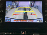ディスプレイに後方の視界を表示し、車庫入れをサポート「距離目安線」「車幅延長線」およびステアリング操作に連動する「予想進路線」を画面に表示します。※必ず車両周辺の安全を直接確認してください。