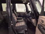 ベンチシートは、運転席と助手席の移動もスムーズ! 狭い駐車場での乗り降りや、お子様の乗り降りにも便利です。