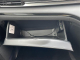 【グローブボックス】大容量のグローブボックスです!!車検証ケース他、日頃使う小物類の収納スペースもたくさんあります!