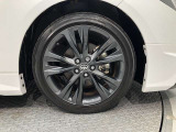 【純正アルミホイール】です!車両デザインに合わせてホイールをデザインしているため、見た目にもカッコイイアルミホイール♪洗車もラクチンで錆びません。