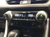EVモード中でも、エンジンを可能な限り作動させず、省電力で車内を暖め、EV走行距離への影響の少ないヒートポンプオートエアコン!乗車前からエアコン操作が可能なリモートエアコンシステムも搭載!