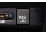 12V電源ソケットから、スマートフォンの充電なども可能です。