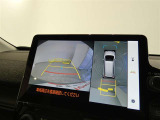 パノラミックビューモニター付きです。車両を上から見たような映像を画面に表示。運転席からの目視だけでは見にくい、車両周辺の状況をリアルタイムでしっかり確認できます。