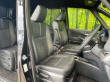 運転席まわりには十分なスペースがあり、大柄な方でもゆったり運転していただける環境です。