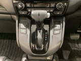 CVT車のセレクトレバーです。低速から高速まで、変速ショックのないスムーズな走りと、エンジン効率のよい領域を維持して燃費にも貢献します。サイドブレーキはスイッチ操作の電子制御パーキングブレーキです。